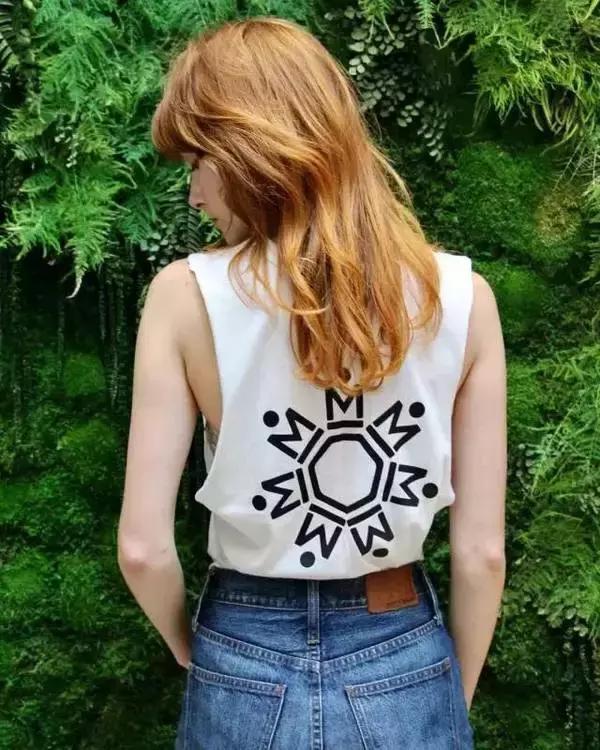 你还没有一件背心出街？那你一定是过了个假夏天！可儿，霉霉，蕾哈娜都爱的它你怎么可以没有？