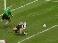 足球搞笑集锦笑死人强烈推荐,足球场上的搞笑