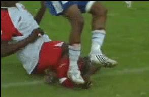 足球场上的搞笑进球,足球场上的经典搞笑瞬间又来了