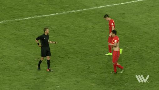 主教练怒怼cba裁判后又怒砸技术台,中超名帅怒斥裁判被红牌罚下