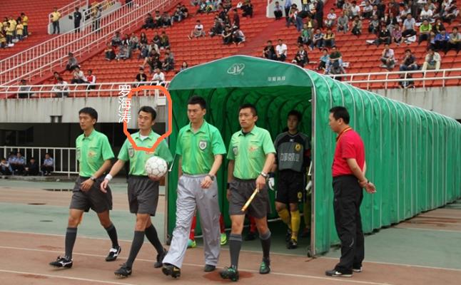 主教练怒怼cba裁判后又怒砸技术台,中超名帅怒斥裁判被红牌罚下