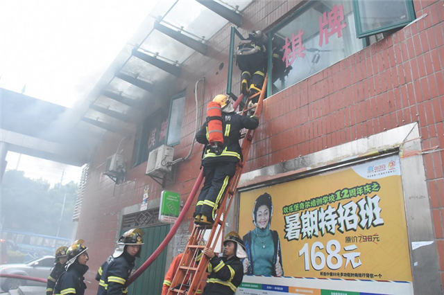 棋牌室火灾,发生火灾消防员第一时间赶到现场