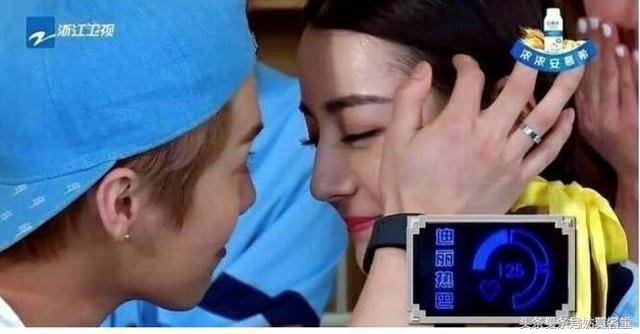 鹿晗换了金色的戒指,鹿晗转戒指