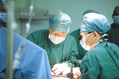 尿毒症肾移植随便谁都可以吗,尿毒症病人做肝移植