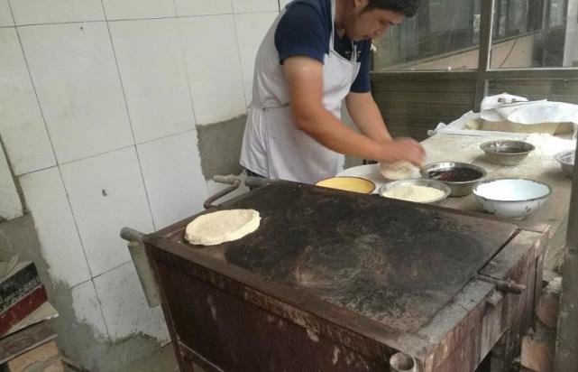 小伙开店卖烧饼年入百万,小伙摆摊卖饼2.5元一个