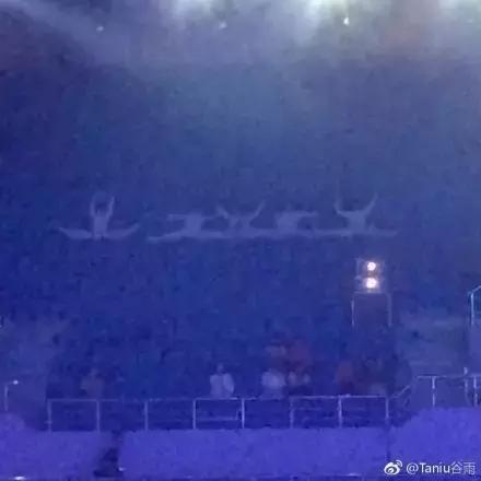 要不是腰软,怎么能把腿的劈这么开?