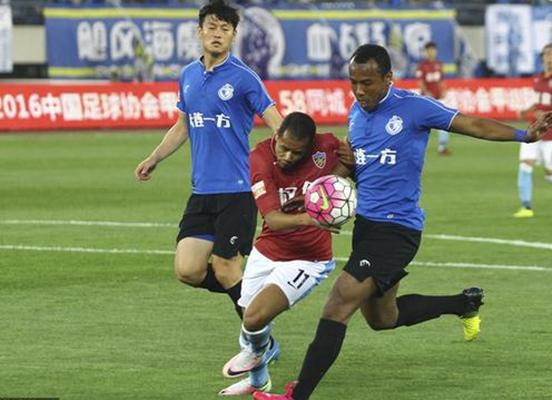 主教练怒怼cba裁判后又怒砸技术台,中超名帅怒斥裁判被红牌罚下