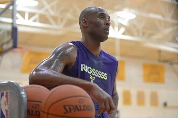 科比手指脱臼是哪场比赛,科比手指脱臼现场掰回