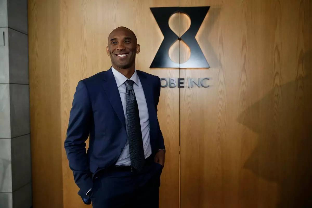 科比手指脱臼是哪场比赛,科比手指脱臼现场掰回