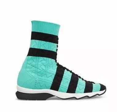 杨幂的最近穿的运动鞋,杨幂穿的薄荷绿运动鞋