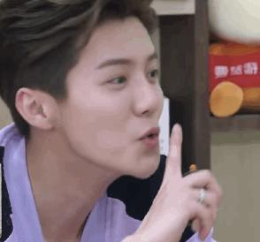 鹿晗换了金色的戒指,鹿晗转戒指