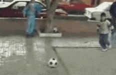 十张搞笑GIF图：还记得那年坐在你车后面的女孩吗：被人打断了狗腿