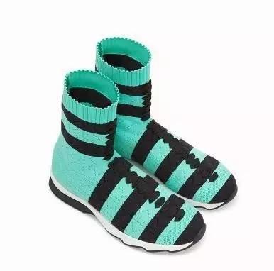 杨幂的最近穿的运动鞋,杨幂穿的薄荷绿运动鞋