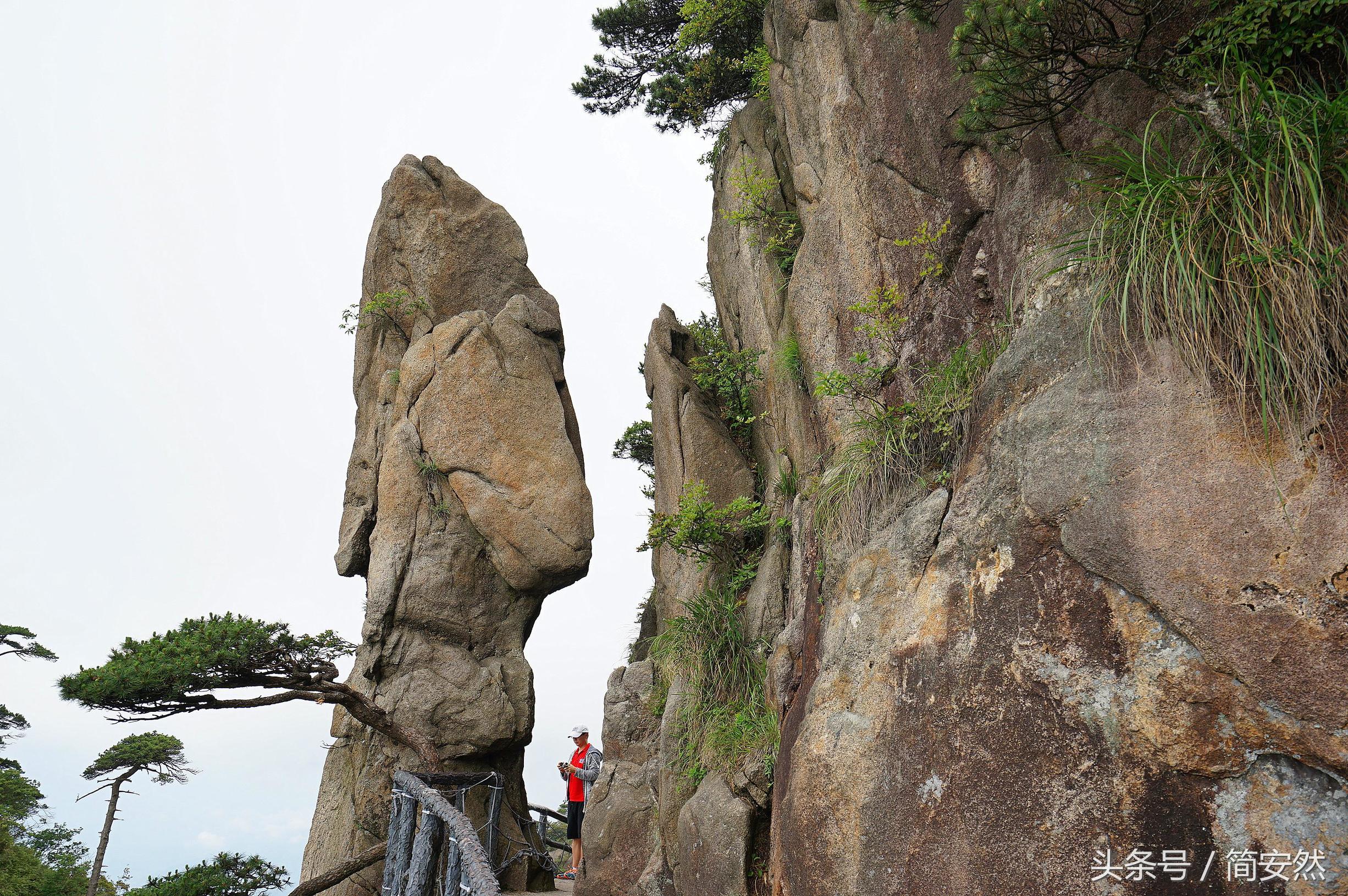 云雾缭绕人间仙境的三清山,云雾中的三清山如画般的仙境