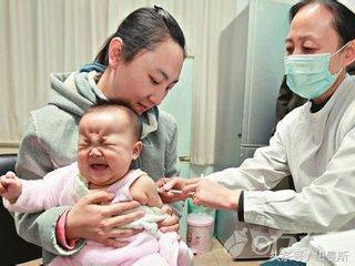 五岁孩子打针哭闹表情,小孩打针时搞笑的表情