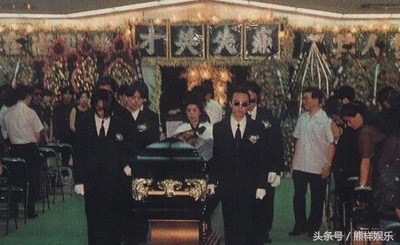 给黄家驹抬棺扶灵的人是谁,黄家驹葬礼现场照片