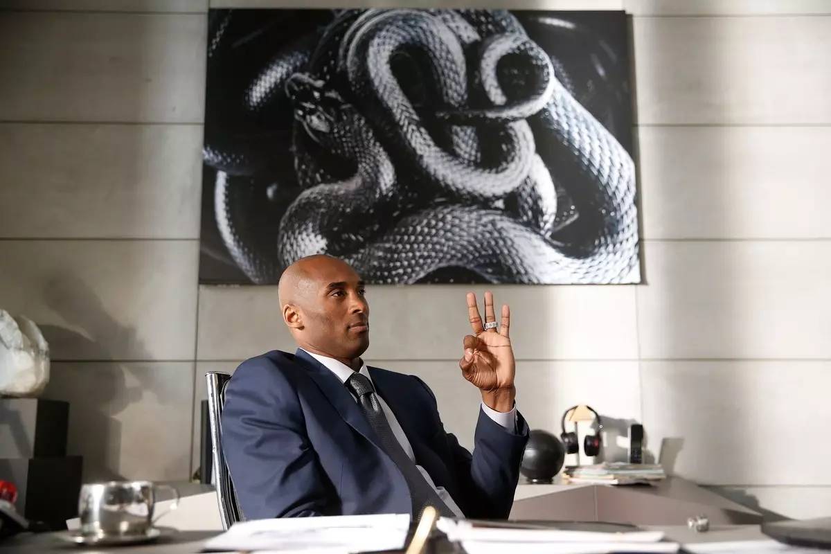 科比手指脱臼是哪场比赛,科比手指脱臼现场掰回