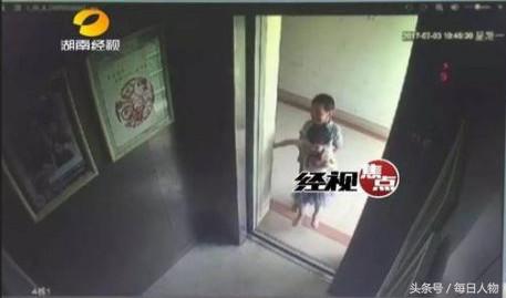 女童滞留电梯后坠亡责任在谁新闻,5岁男孩将2岁女孩关进电梯坠亡
