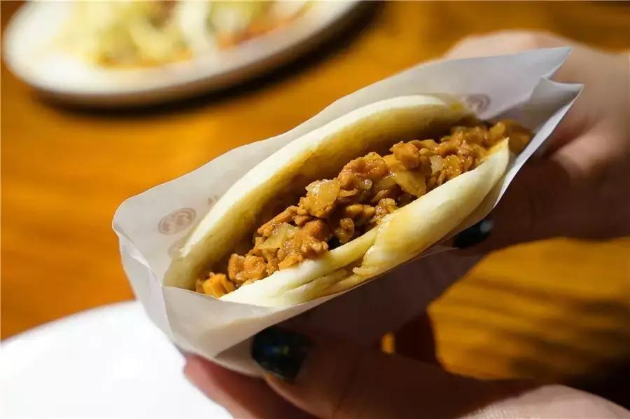 蒙眼用剪刀做面，服了！这么牛X的店居然系佛山的10年老字号！东家好吃才是硬道理！