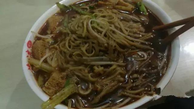 一个老外说一年之内吃遍成都,一个老外说要在一年内吃遍中国