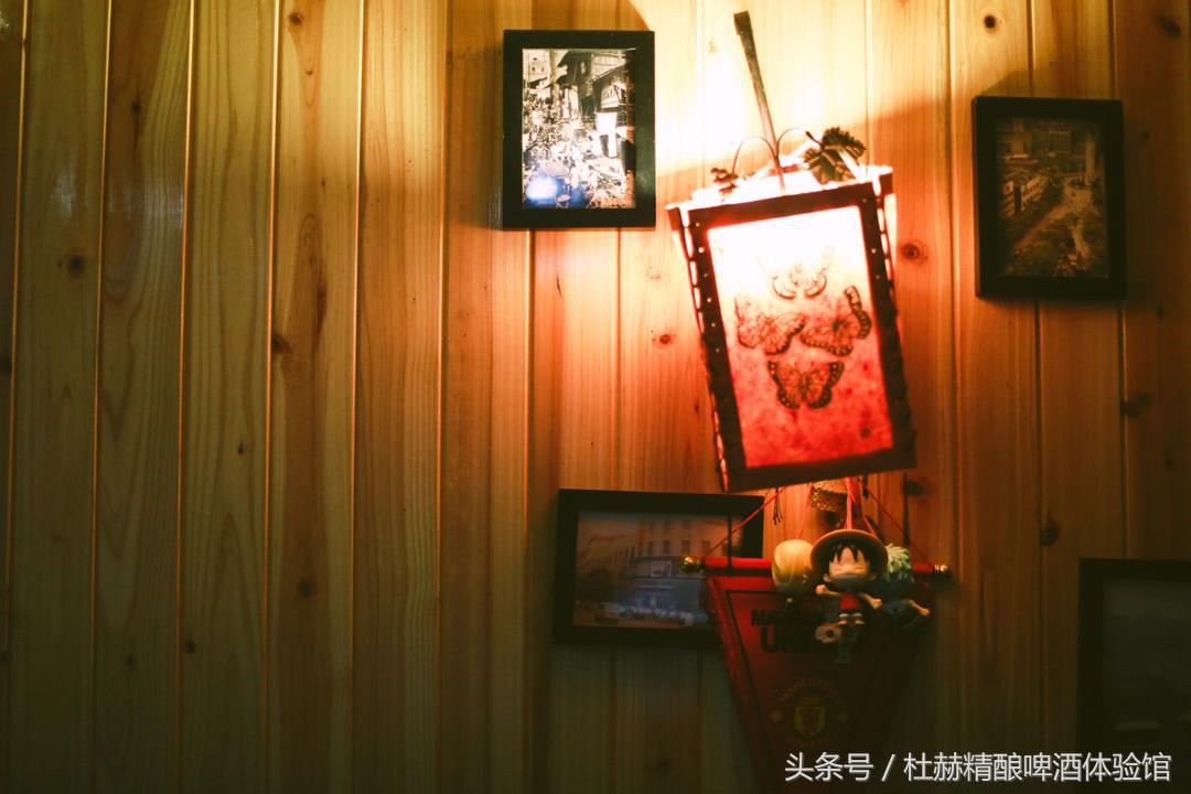 逃亡酒吧有温婉纯真的纳西族姑娘,有橙黄温暖的钨丝小吊灯,还有的,便是那陪伴旅者多年的民谣吉他