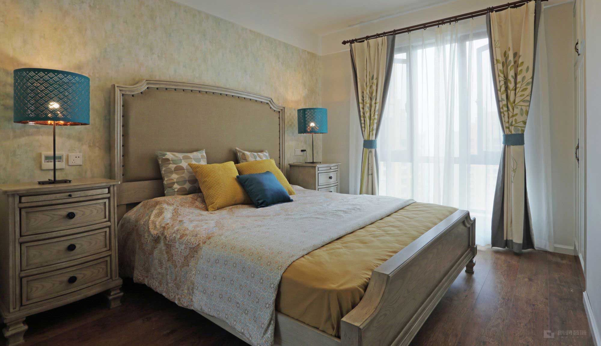 成都南湖世纪109平轻奢法式风格设计实景图，客餐厅开放式设计不错，温馨实用有格调