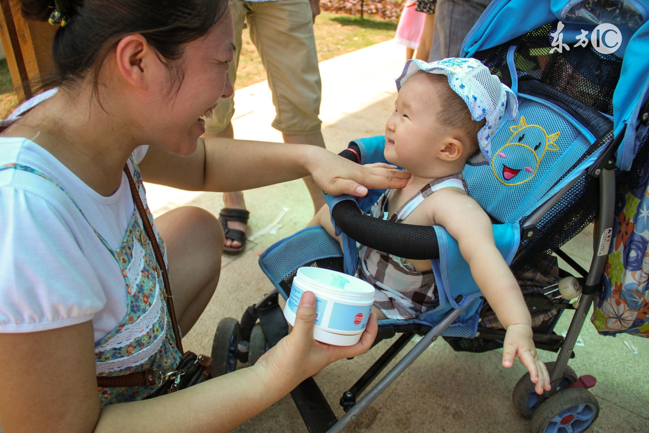 宝宝擦爽身粉的危害,爽身粉对婴儿有效果吗