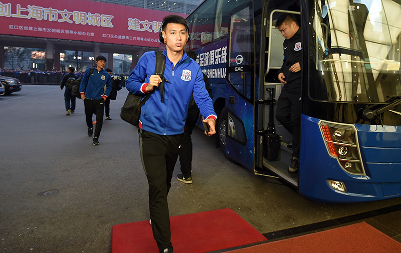 底蕴！申花首秀球迷热情迎接大巴虹口成蓝色海洋,图