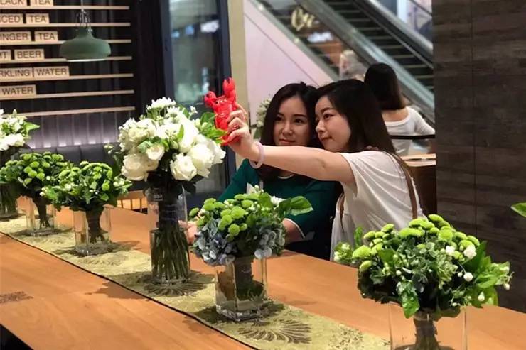 全国首家！能喝啤酒的绿色KFC你101%没吃过！热压帕尼尼、北美甜薯条……KPRO餐厅，要被挤爆啦！