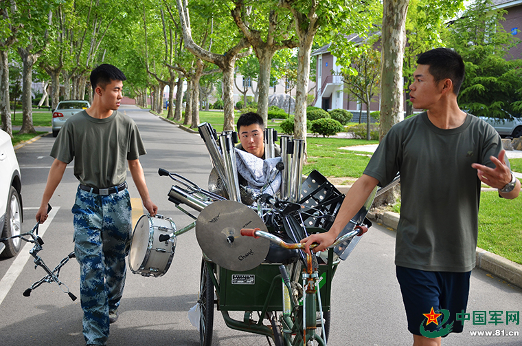 一大波帅哥来袭！远航乐队露天演唱会嗨翻军校