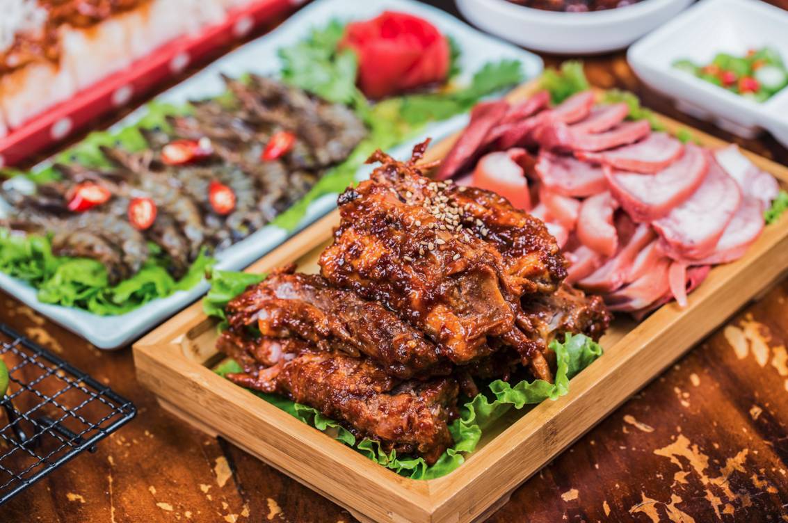 “五级辣”火山辣烤猪蹄、芝士烤肉锅、活鳗鱼三吃，想尝津城独一家才有的招牌菜，你得去津城美食街—西湖道！你能挑战顶级辣？还能打五折