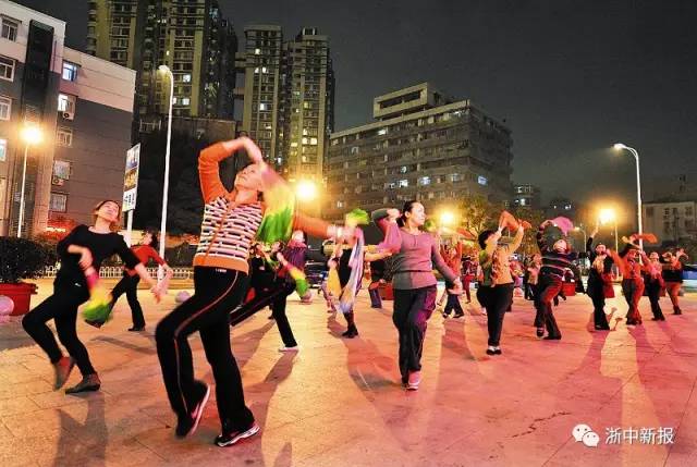大妈半夜跳广场舞被打进医院,大妈小区跳广场舞住户暴怒抛粪