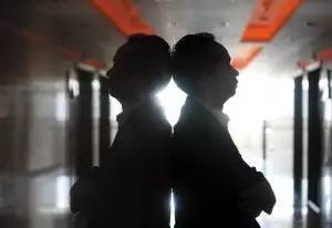 兄弟俩被押赴刑场执行枪决,兄弟俩上法庭的视频