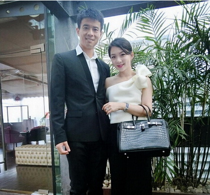 恒大主力后卫，曾因血印事件引风波，后娶富二代女友，美满幸福