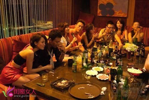 老公出去和别的女的喝酒怎么办,老公总出去喝酒夫妻感情很差