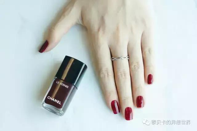 什么指甲油颜色显手白又好看,哪种纯色甲油显手白