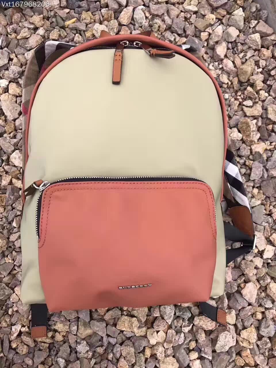 巴宝莉双肩背包经典款过时了吗,巴宝莉双肩包里有madeinchina