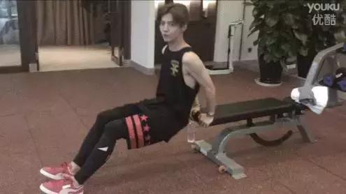 鹿晗邓超练肌肉,邓超暴瘦如柴视频