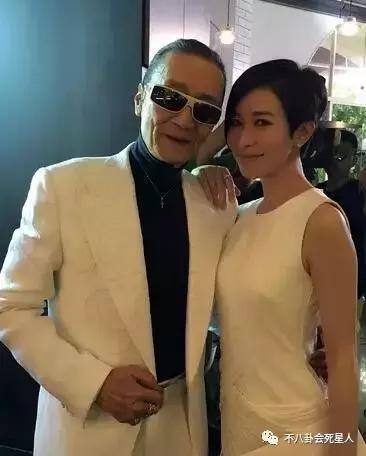 谢霆锋81岁老爸不仅能跟小女生恋爱,连复出拍戏都如此生猛