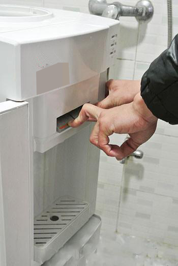 如何清洗饮水机内胆污垢,家用饮水机怎么清洗内胆污垢