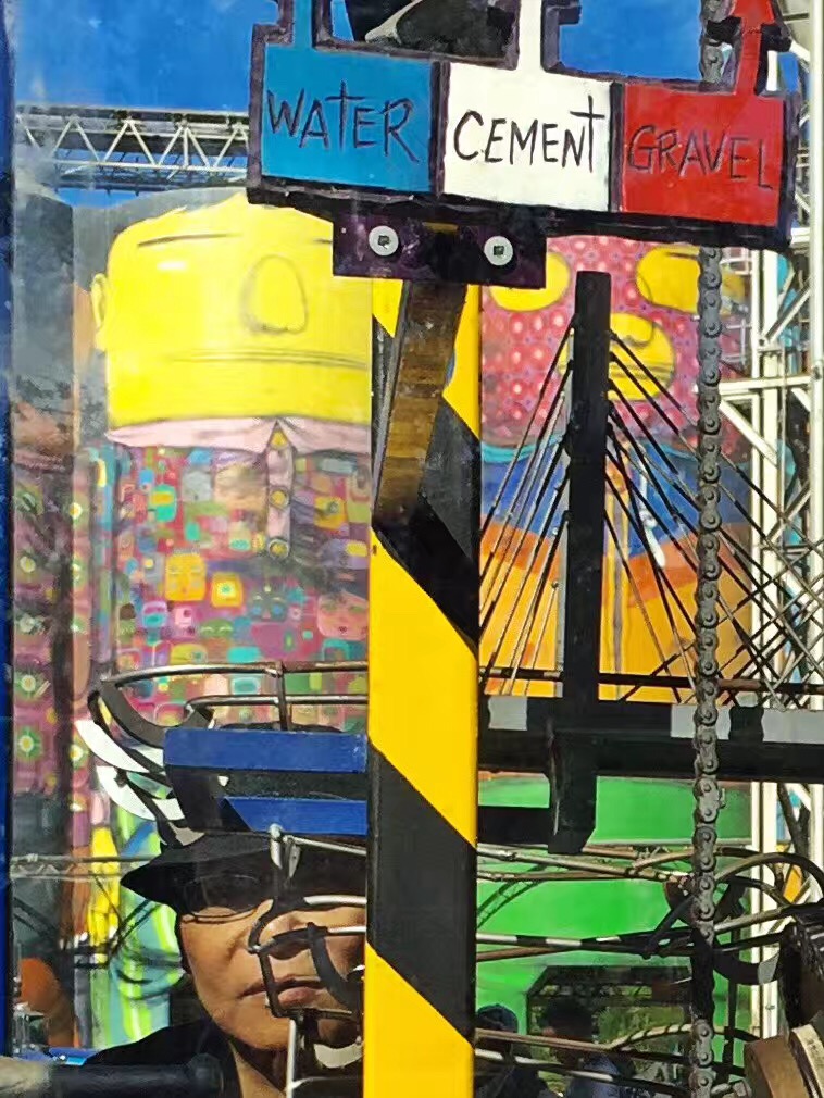 双生涂鸦组合OsGemeos特色：黄皮肤公仔