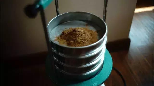 眉弯新月,慢绾青丝发