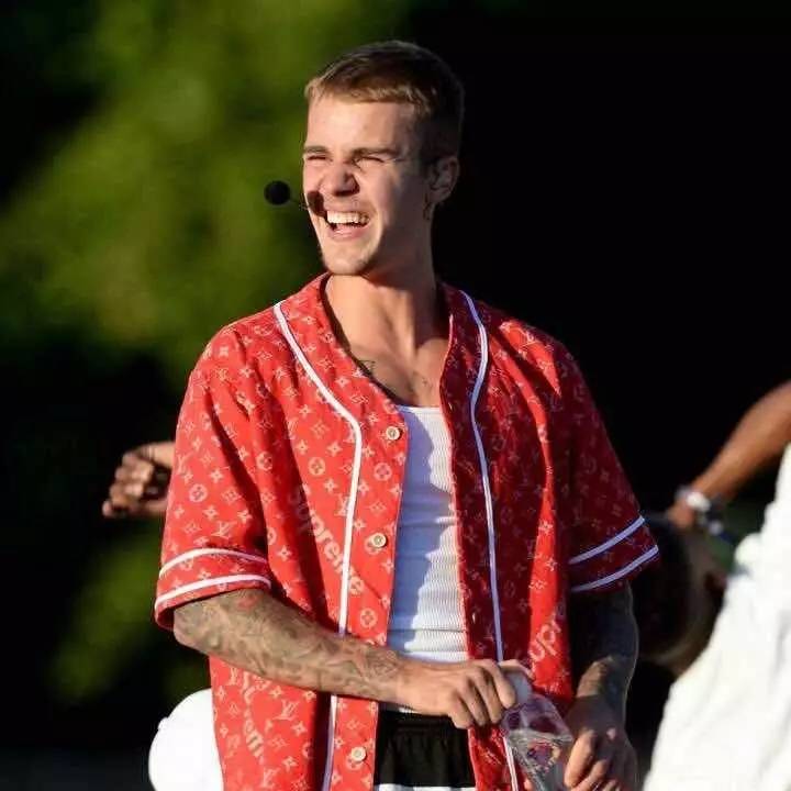 活久见大牌联名,lv衣服上面有个supreme联名是真的吗