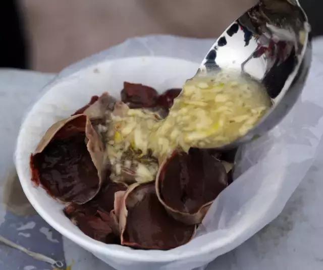 如果你到了内黄，看那些灌肠摊前，一个个吃灌肠人的吃相，就是不饿，也会忍不住前去来一碗！