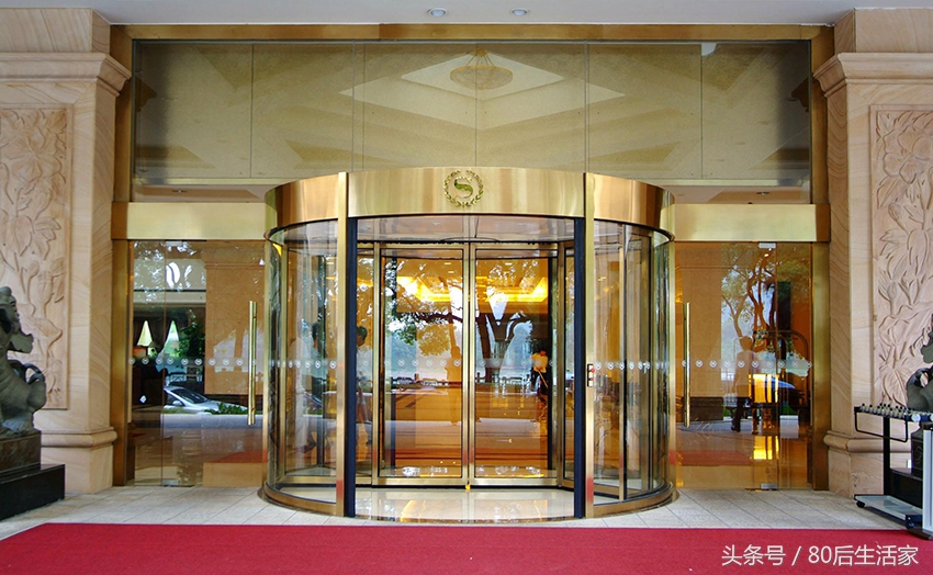 水晶旋转门与普通旋转门的区别,门窗是平移还是旋转