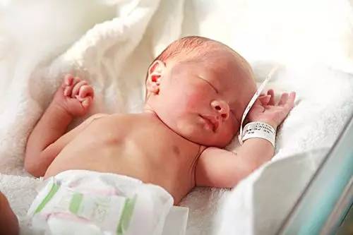 真人版“小黄人”来势汹汹，*倒打**宝宝黄疸只需这三招！