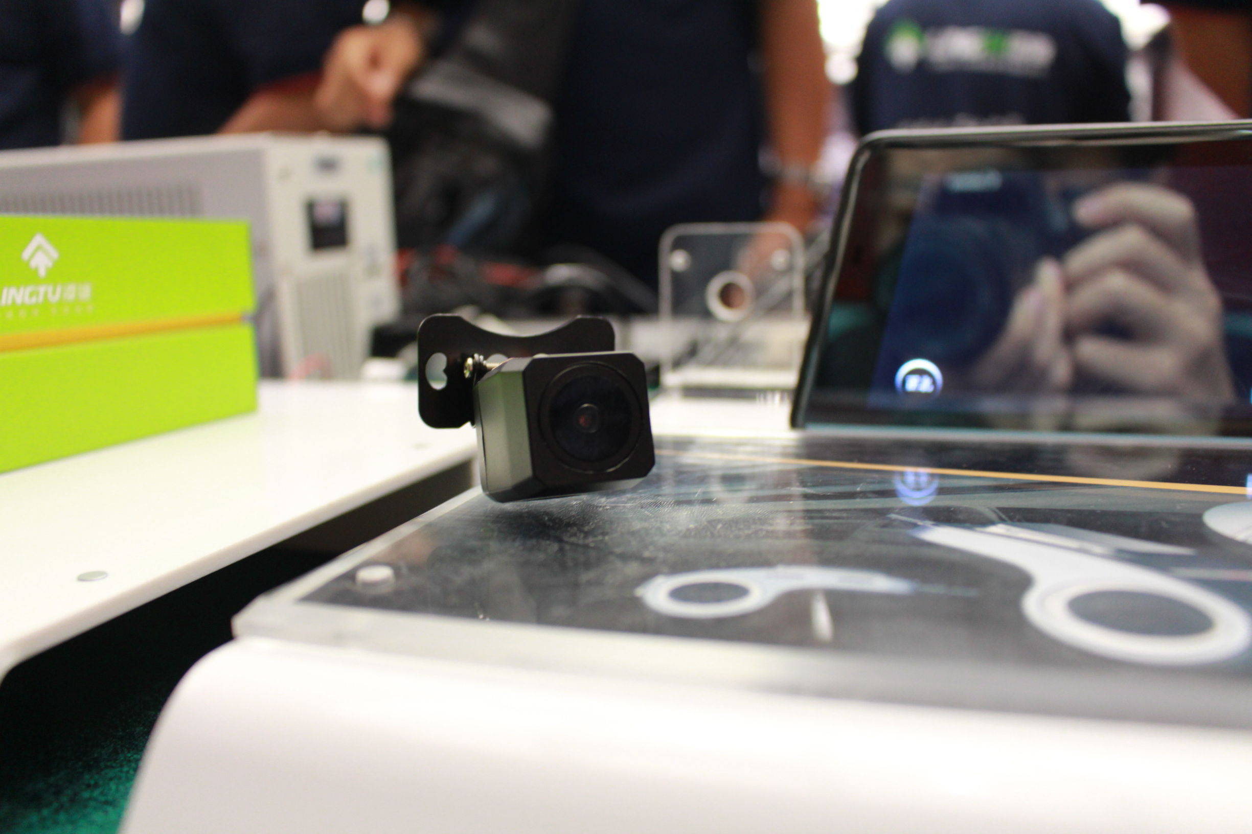 车子加装流媒体后视镜容易亏电吗,电子眩目后视镜能否修复