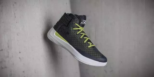 库里新赛季战靴曝光,库里总决赛鞋被踩掉