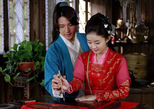 张含韵赵丽颖谢娜什么关系 (赵丽颖谢娜张含韵共同参加的综艺)