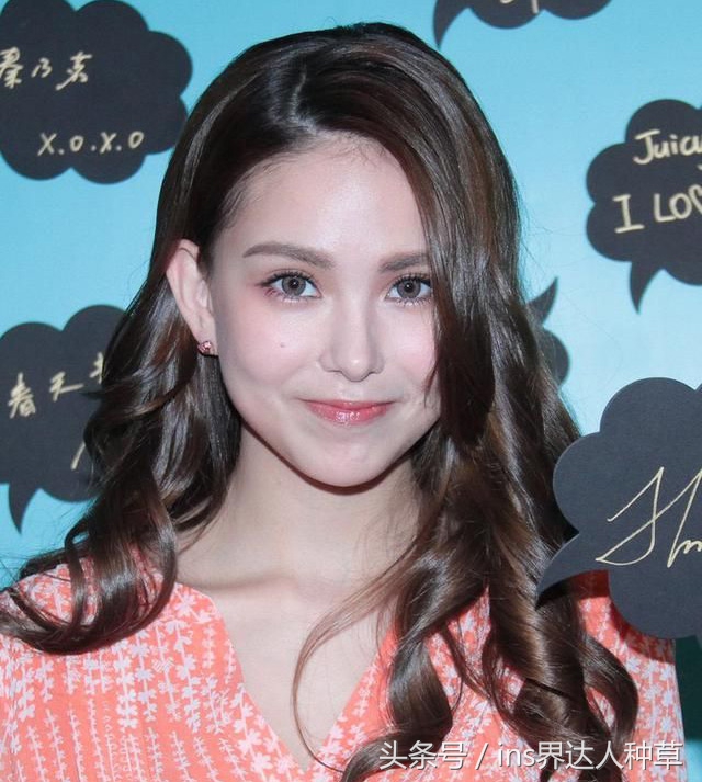 24岁昆凌的包里都有什么化妆品？网友：现在一看就是妈妈的包